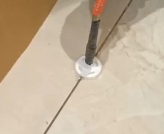 铁岭瓷砖空鼓维修公司专业解答瓷砖在铺贴过程中，如果没有涂抹均匀到位的粘结材料（如水泥砂浆或瓷砖胶），可能会导致以下问题
